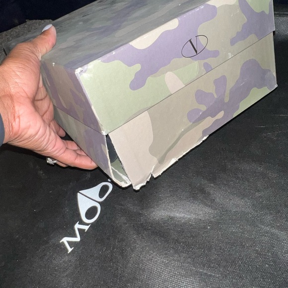 *** AUTHENTIC*** VALENTINO GARAVANI SNEAKERS - Picture 5 of 5